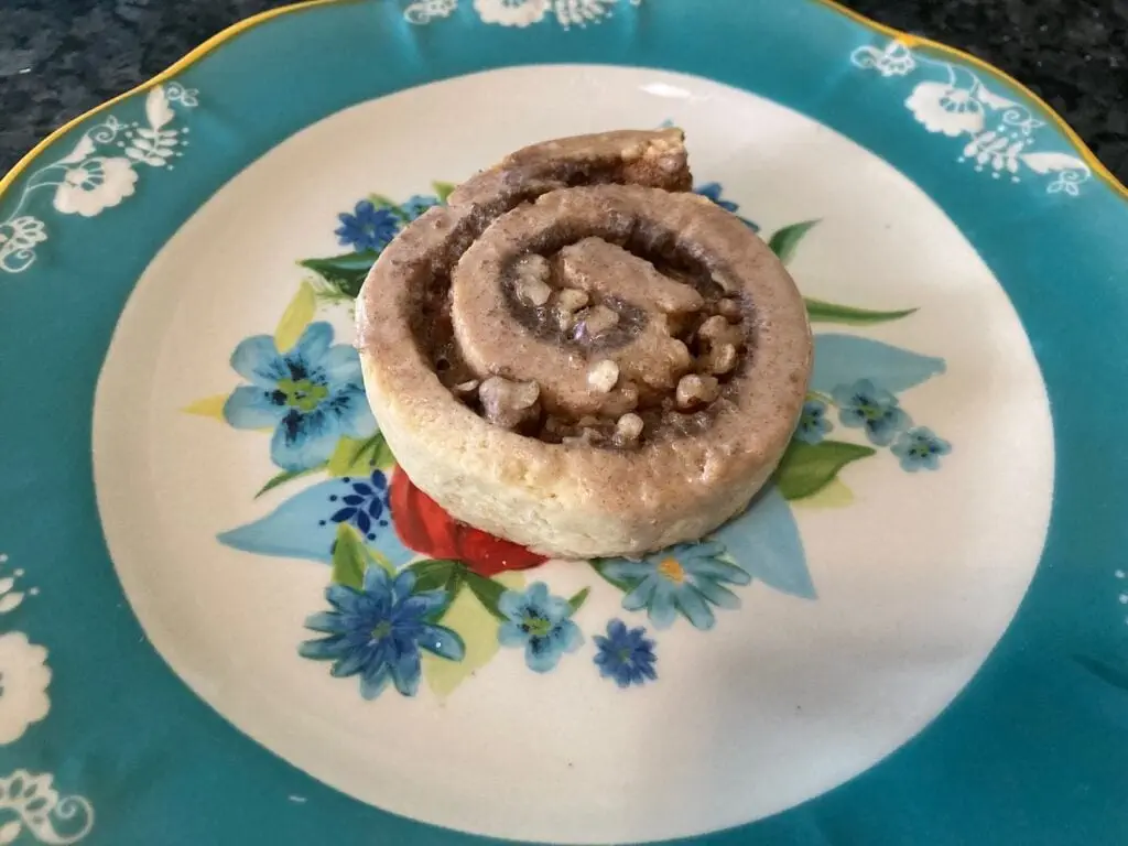 Cake Mix Cinnamon Roll Pastries (with cinnamon glaze) from www.outoftheboxbaking.com