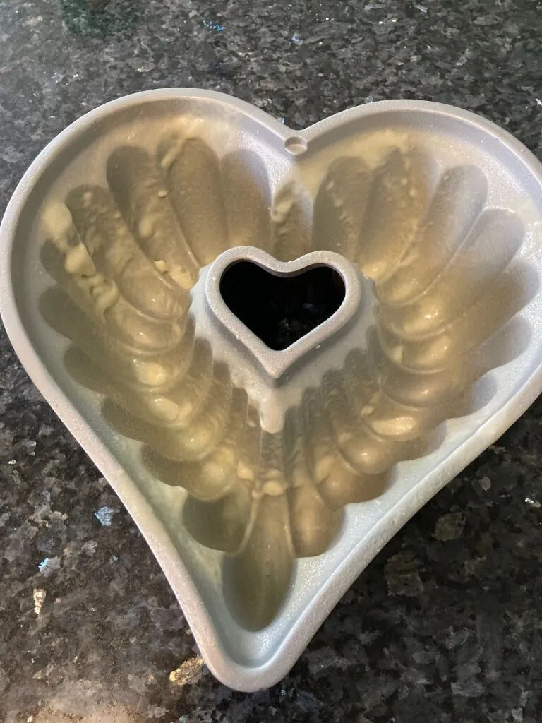 heart-shaped bundt pan