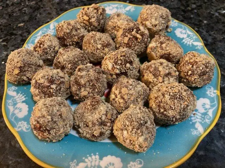If you love the taste of S'Mores around a campfire but you're feeling fancy, have I got a treat for you! This truffle recipe will give you the flavors you love in tiny bite-sized pieces!