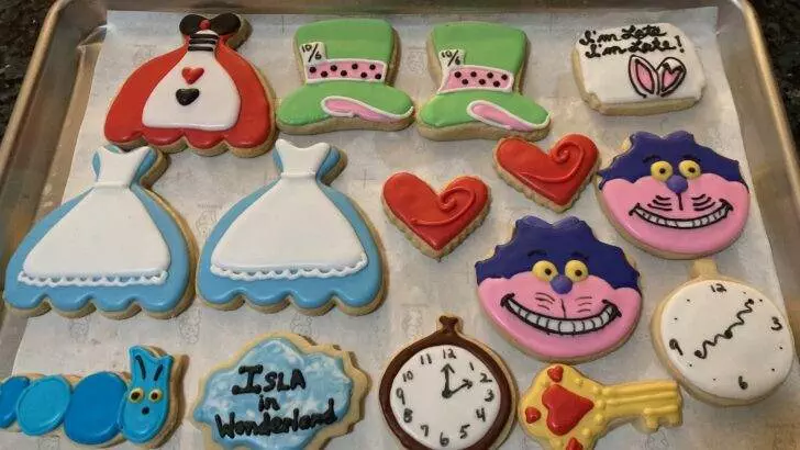 If you love all things Alice in Wonderland, do I have a treat for you! This quick post is going to give you information you'll need to create delicious and colorful cookies and cupcakes, perfect for a Wonderland party!
