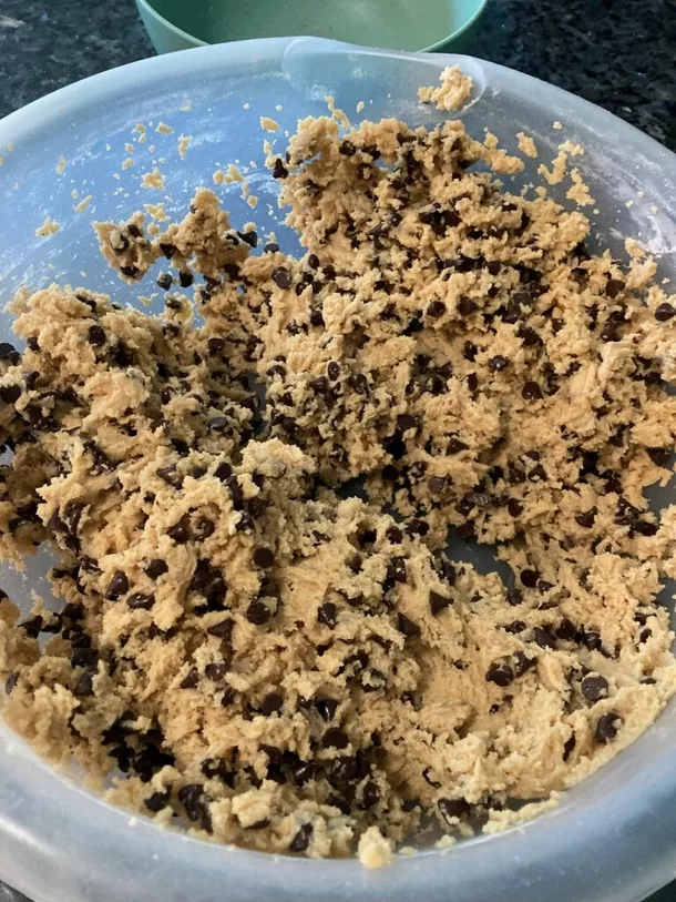 Full tray of brown butter chocolate chip cookie dough ready for the freezer  🥹 These are my favorite for a reason - you'll never find me…
